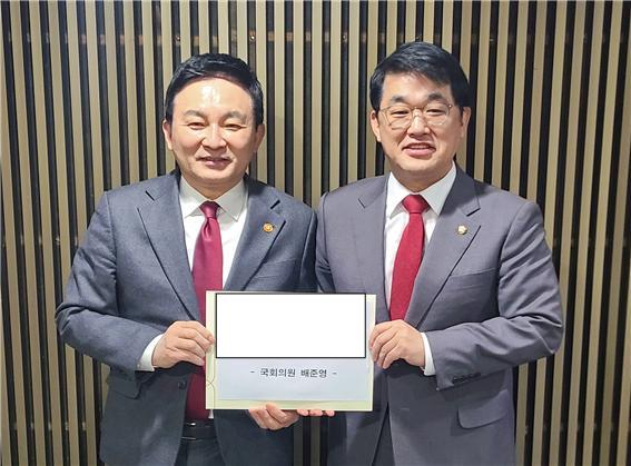 지난 7일 배준영 국회의원〈사진 오른쪽〉이 원희룡 국토부 장관을 만나 영종대교와 인천대교 통행료 인하 해결을 요청했다.