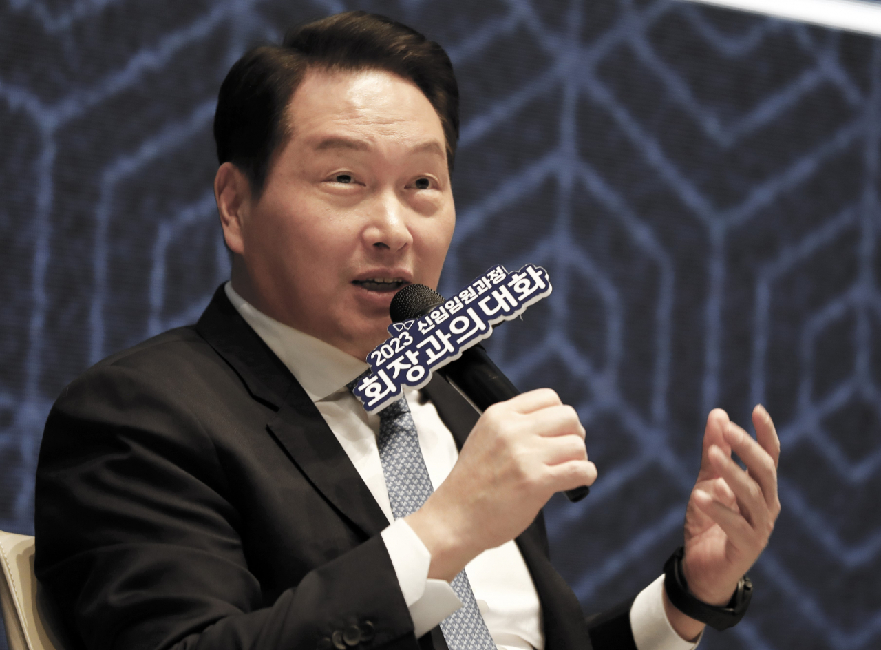 최태원 SK그룹 회장이 지난 3일 워커힐 호텔에서 열린 ‘2023 신임임원과의 대화’에 참석해 신임임원 패널과 토론을 하고 있다. [SK그룹 제공]