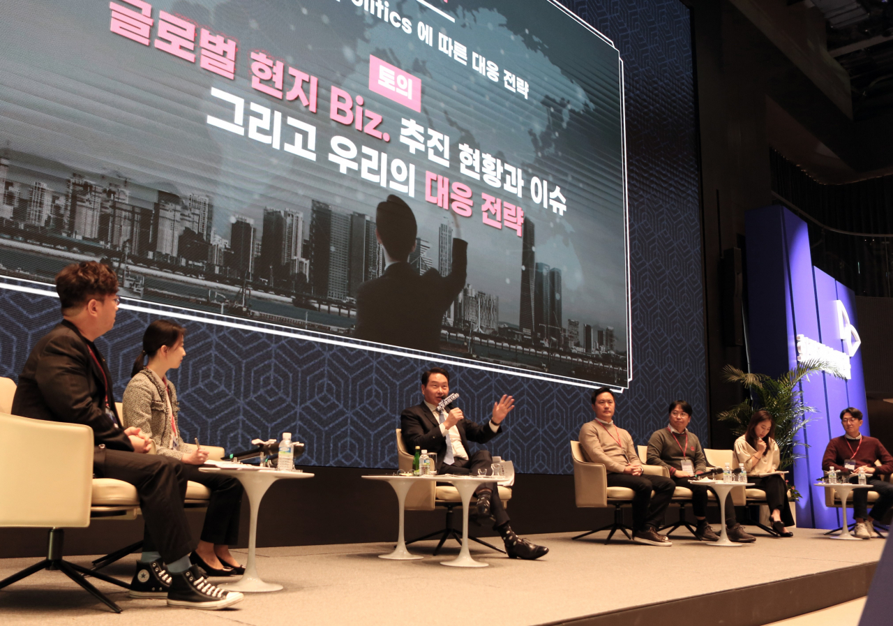 최태원(가운데) SK그룹 회장이 지난 3일 워커힐 호텔에서 열린 ‘2023 신임임원과의 대화’에 참석해 신임 임원 패널과 토론을 하고 있다. [SK그룹 제공]