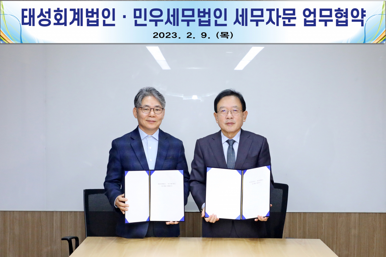 남상환(왼쪽) 태성회계법인 대표와 윤영식 민우세무법인 대표가 9일 서울 강남구 민우세무법인 본사 대회의실에서 세무자문 업무협약을 체결했다. [민우세무법인 제공]
