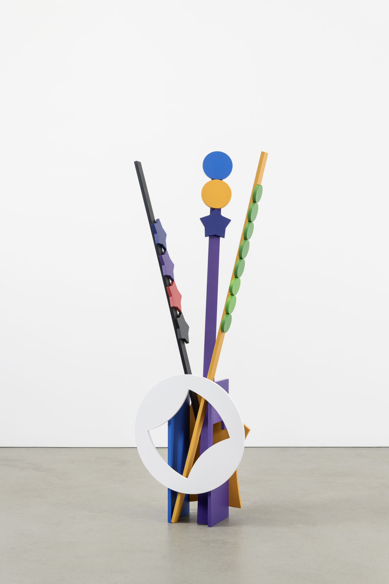 홍승혜, 꽃병, 2023, Birch plywood, acrylic latex paint, 23 &times; 50 &times; 63.5 cm (vase), 160 &times; 5 &times; 1.5 cm (3 bars), 사진: 안천호 [국제갤러리 제공]