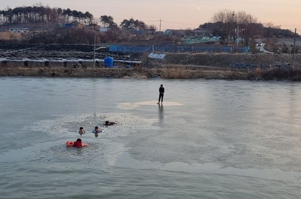 지난 8일 신월저수지에서 물에 빠진 중학생을 구하는 소방대원 [충남 소방본부]
