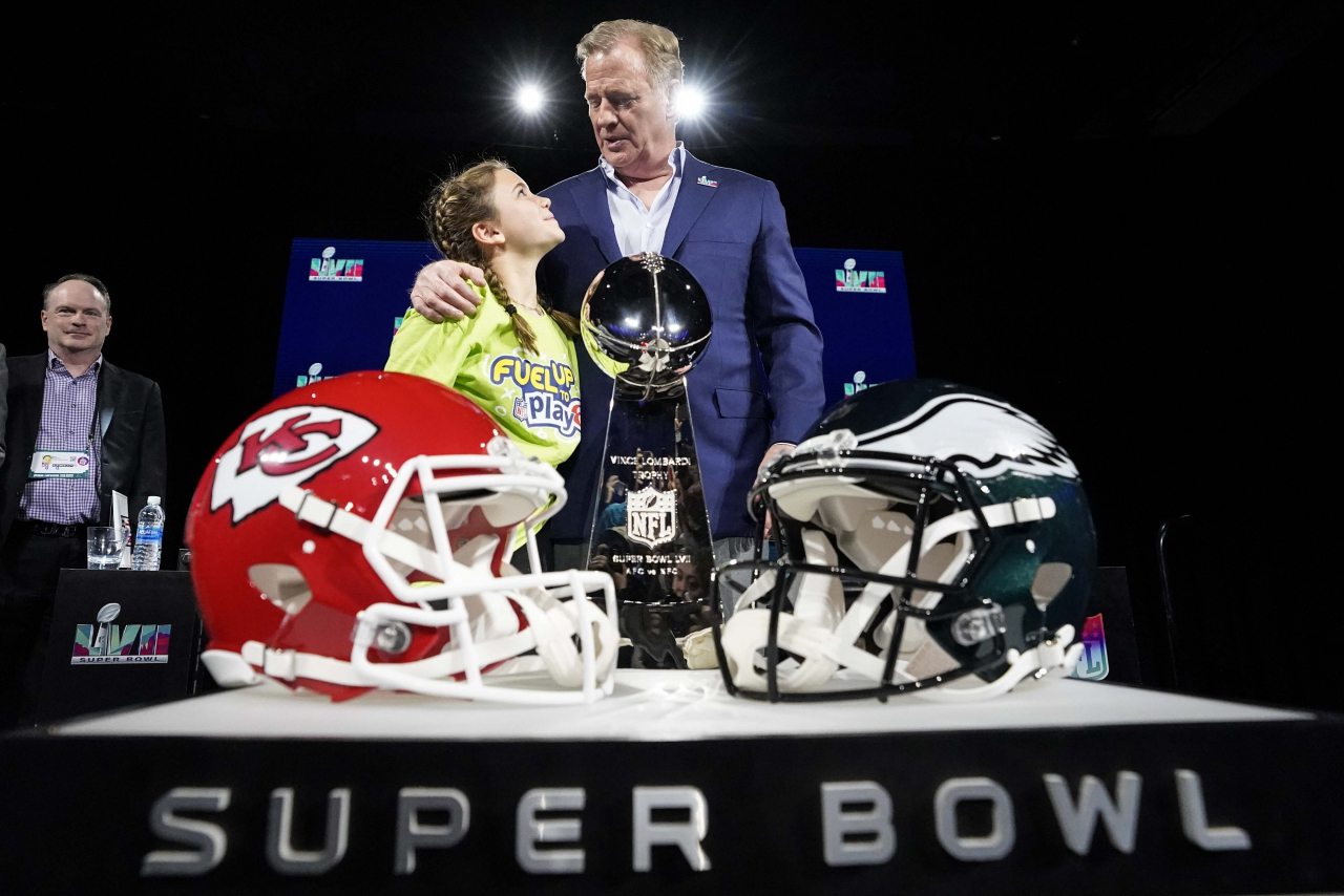 NFL 커미셔너 로저 구델이 우승컵인 롬바르디 트로피 앞에서 포즈를 취했다./AP