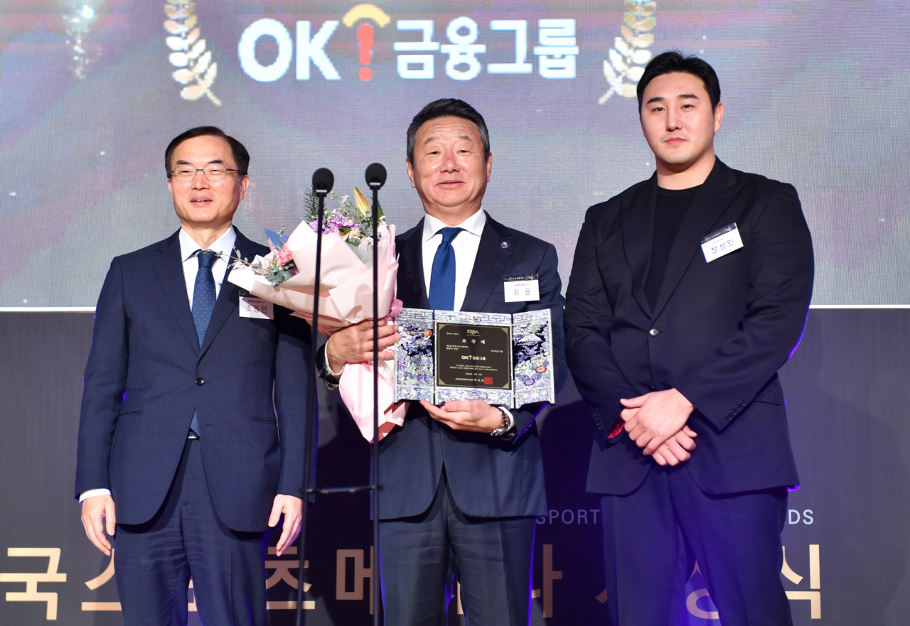 OK금융그룹이 9일 서울올림픽파크텔에서 열린 ‘제3회 한국스포츠메세나 시상식’에서 회장사 부문 문화체육관광부 장관 표창을 수상했다. 최윤 OK금융그룹 회장(가운데)과 조용만 문화체육관광부 제2차관(왼쪽), 장성민 전 럭비 국가대표가 기념촬영을 하고 있다. [사진=OK금융그룹]