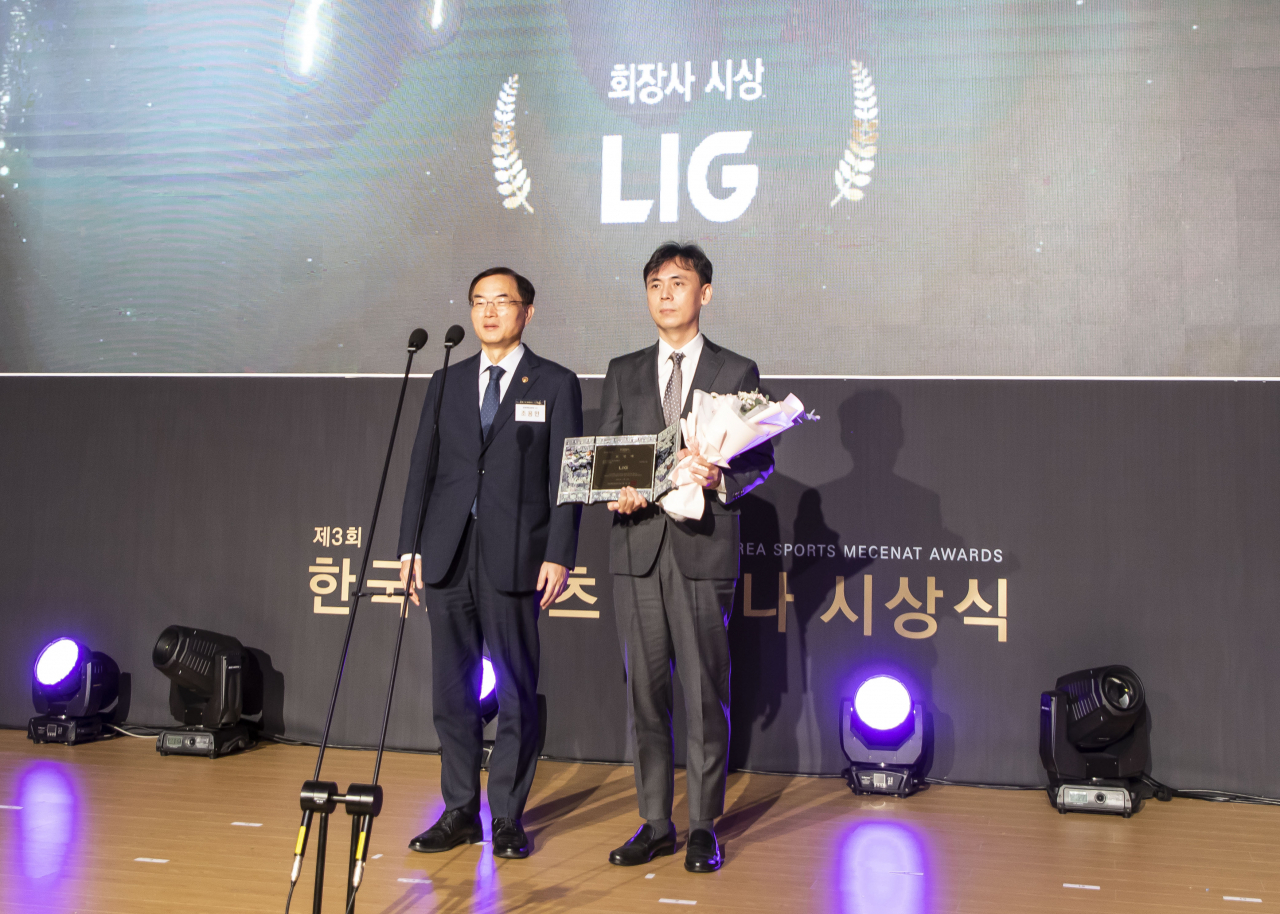 조용만 문화체육관광부 2차관과 박종성(오른쪽) LIG넥스원 미래전략센터장이 시상식에서 기념촬영을 하고 있다. [LIG넥스원 제공]