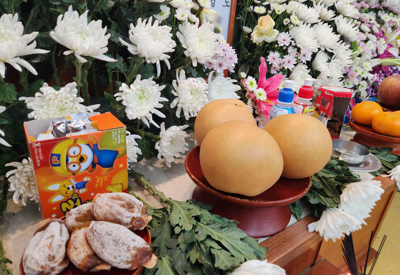 9일 인천시 남동구 모 장례식장에 아동학대로 사망한 초등학생 A(12)군의 빈소가 마련돼 있다. 사진은 영정 앞에 과자와 음료수 등이 놓여 있는 모습. [연합]
