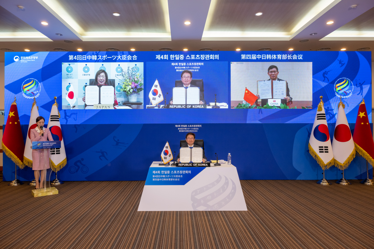 9일 오후 서울 용산구 소재 국방컨벤션에서 제4회 한일중 스포츠장관회의가 화상으로 개최됐다. 이날 회의에는 박보균 문화체육관광부 장관(가운데), 일본 나가오카 케이코(왼쪽) 문부과학성 대신, 중국 저우진창(오른쪽) 국가체육총국 부국장이 참가해 2023 서울 공동선언문을 채택했다.