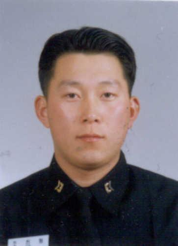 제2연평해전의 영웅 故 조천형 상사의 딸 조시은 씨가 아버지의 뒤를 이어 해군 간부의 길을 선택했다. 제2연평해전에서 전사한 고(故) 조천형 상사.
