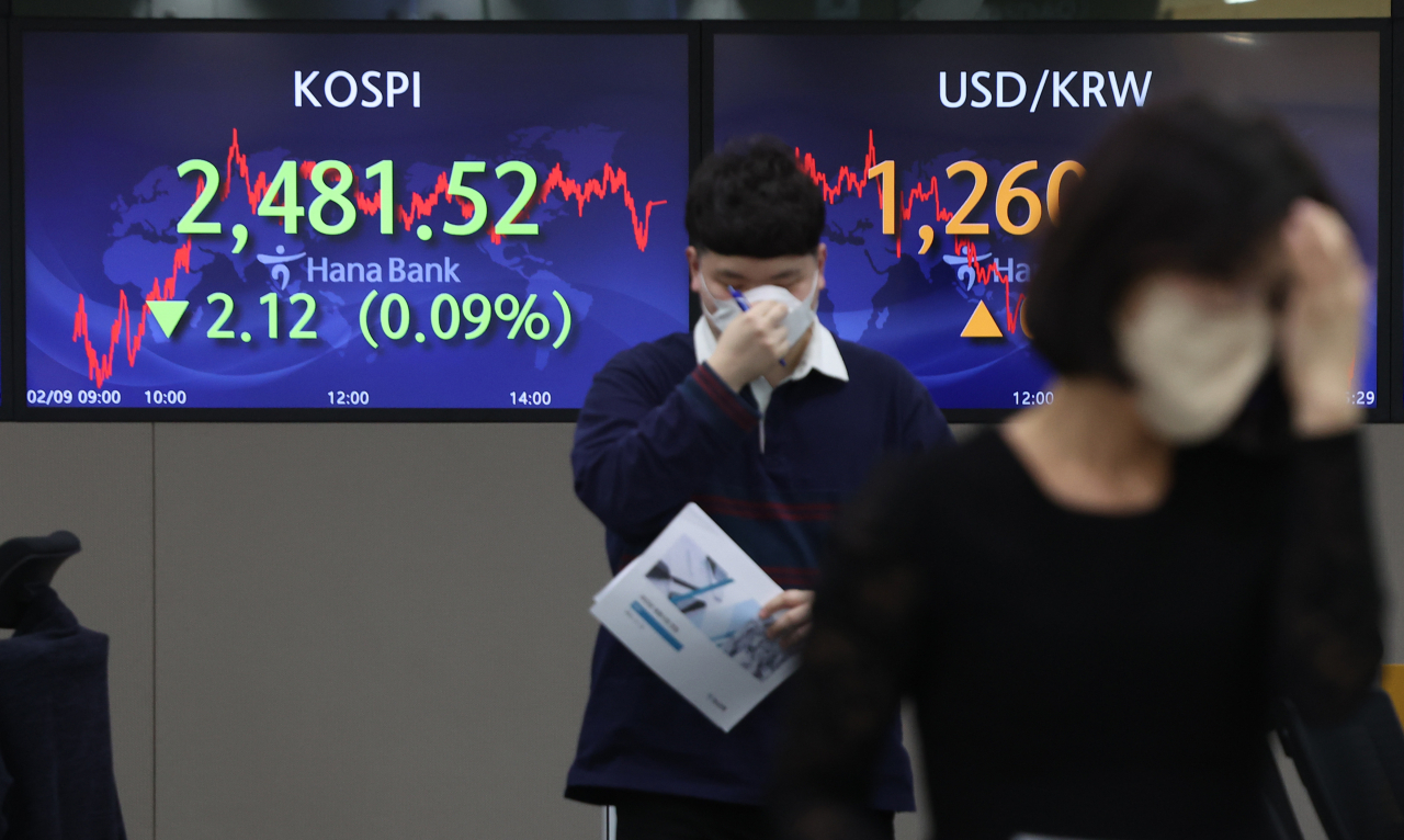 코스피가 2480대에서 약보합세로 마감한 9일 오후 서울 중구 하나은행 본점 딜링룸에서 직원들이 업무를 보고 있다. 이날 코스피는 전장보다 2.12포인트(0.09%) 내린 2481.52에 거래를 마쳤다. 연합뉴스