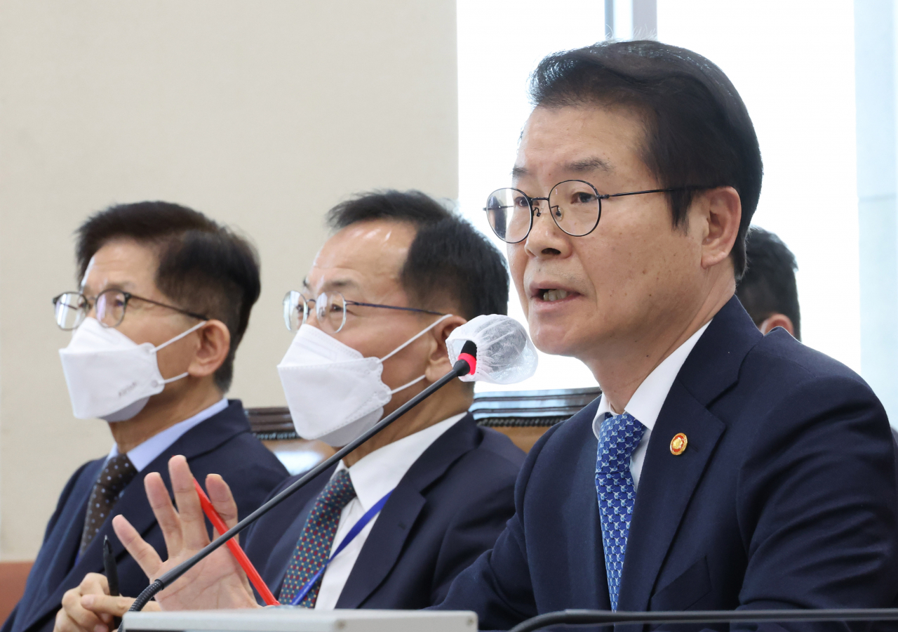 이정식 고용노동부 장관이 9일 오전 국회에서 열린 환경노동위원회 전체회의에서 의원질의에 답변하고 있다. [연합]