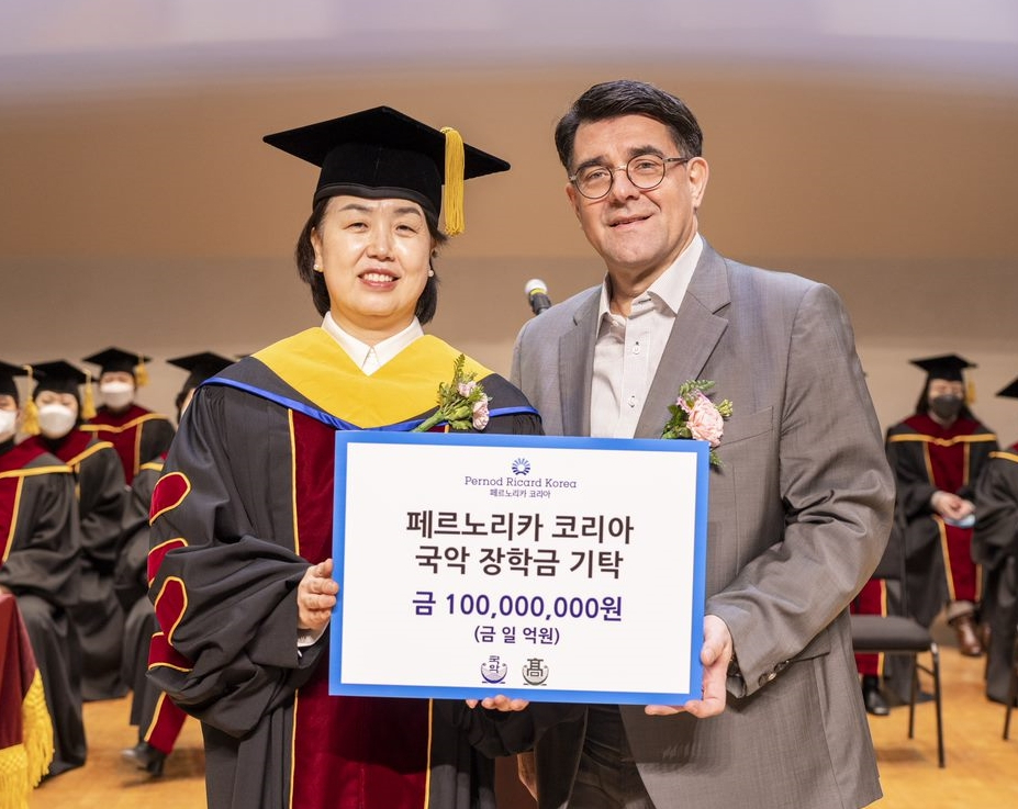 9일 열린 국립국악중고등학교 졸업식에서 국악 장학금 전달 후 기념 촬영 중인좌) 모정미 국립국악중고등학교 교장 우) 프란츠 호튼 페르노리카코리아 대표. [페르노리카코리아 제공]