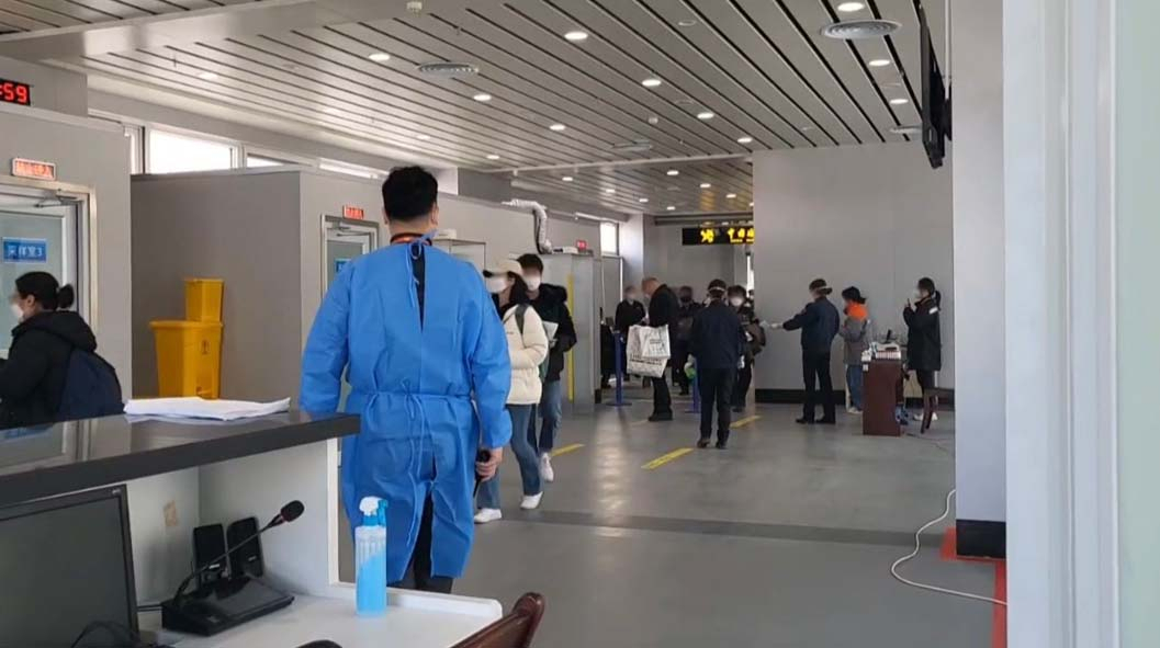 중국이 한국발 입국자에 대한 코로나 검사를 실시하기로 한 첫날인 1일 중국 웨이하이 공항으로 입국한 사람들이 PCR 검사 장소에서 대기하고 있다. [연합]