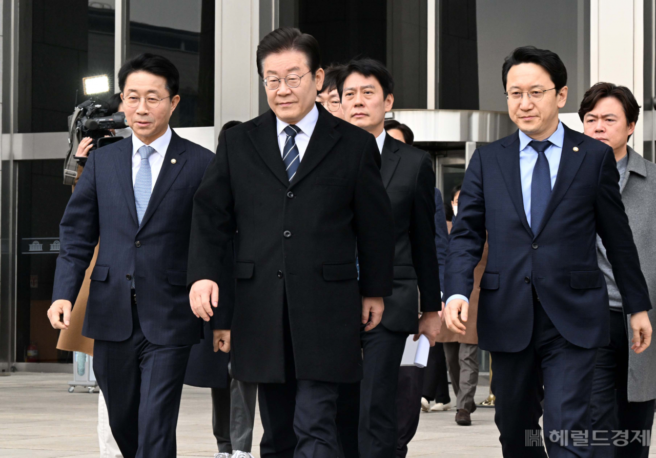 이재명 더불어민주당 대표가 10일 서울 여의도 국회에서 열린 최고위원회의를 마친 뒤 검찰로 향하고 있다. 이상섭 기자