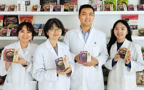 CJ제일제당 식품연구소 쌀·곡물(Rice·Grain) 카테고리팀 연구원들이 ‘햇반 솥반’을 들고 포즈를 취하고 있다. 김은혜, 오예진, 장일상, 박형선 연구원(왼쪽부터). [CJ제일제당 제공]