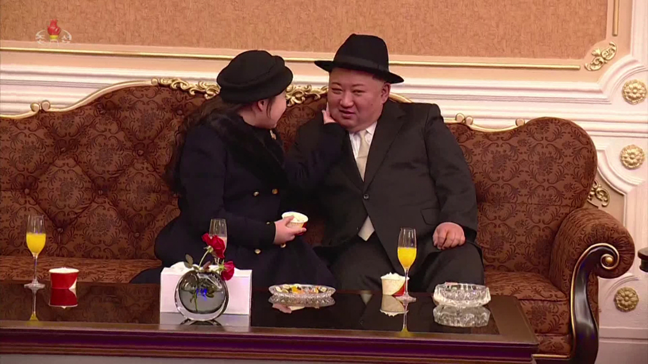 조선중앙TV는 9일 전날 밤 열린 인민군 창건일(건군절) 75주년 기념 열병식을 녹화중계했다. 사진은 열병식 본행사 시작 전 내부 연회실에서 김주애가 아버지 김정은 국무위원장의 얼굴을 만지는 모습. [연합]