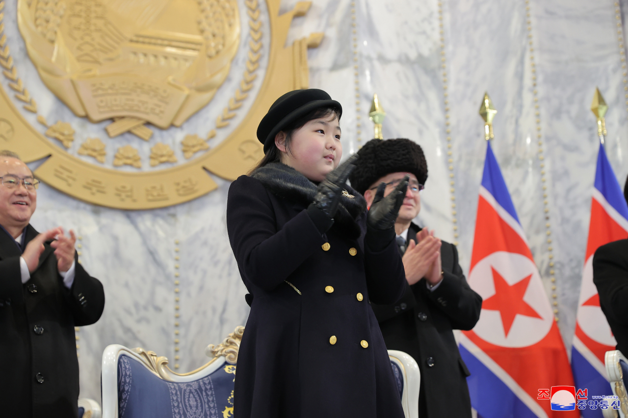 북한이 건군절(인민군 창건일) 75주년인 지난 8일 평양 김일성광장에서 열병식을 개최했다고 조선중앙통신이 9일 보도했다. [연합]