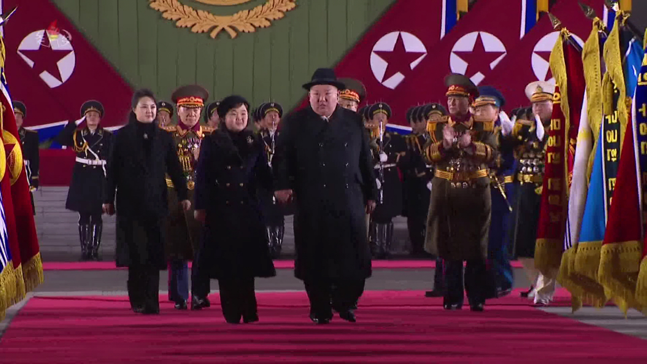 조선중앙TV는 9일 전날 밤 열린 인민군 창건일(건군절) 75주년 기념 열병식을 녹화중계했다. 사진은 김정은 국무위원장이 딸 김주애의 손을 잡고 레드카펫을 지나며 주요부대 군기를 사열하는 모습. 뒷편에 김 위원장의 부인 리설주 여사가 뒤따르고 있다. [연합]