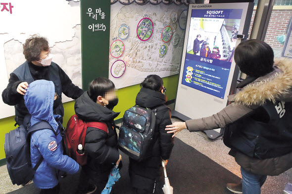 10일 오전 종로구 혜화초등학교에서 등교하는 학생들이 발열 확인을 하고 있다. 정부는 3월 새학기부터는 학교에서 아침마다 실시하던 발열검사와 자가진단 애플리케이션 등록 등을 자율로 전환한다고 이날 밝혔다. [연합]