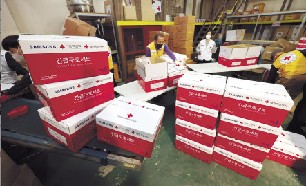 지난 9일 인천시 대한적십자사 인천광역시지사에서 직원들과 자원봉사자들이 튀르키예·시리아 지진 관련 구호 물품 세트를 제작하고 있다. [연합]