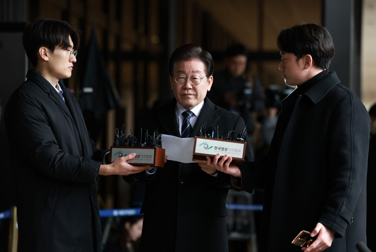 더불어민주당 이재명 대표가 10일 서울 서초구 서울중앙지방검찰청에 도착, 위례 신도시·대장동 개발사업 의혹과 관련해 검찰 조사를 받기 위해 청사 안으로 들어가며 입장을 밝히고 있다. [연합]