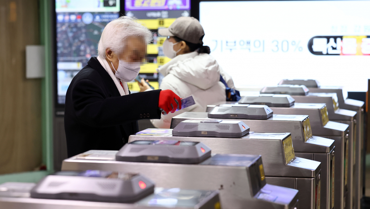 지난 6일 오후 서울 지하철 종로3가역에서 노인이 개찰구를 통과하고 있다. 대구시가 지하철 무임승차 연령을 만 65세에서 70세로 상향하는 방안을 검토한다고 발표한 뒤 오세훈 서울시장도 "모든 가능성을 열어놓고 논의하겠다"며 연령 기준 개편에 나설 뜻을 밝힌 가운데, 기획재정부는 기존의 반대 입장을 고수하고 있다. 연합뉴스