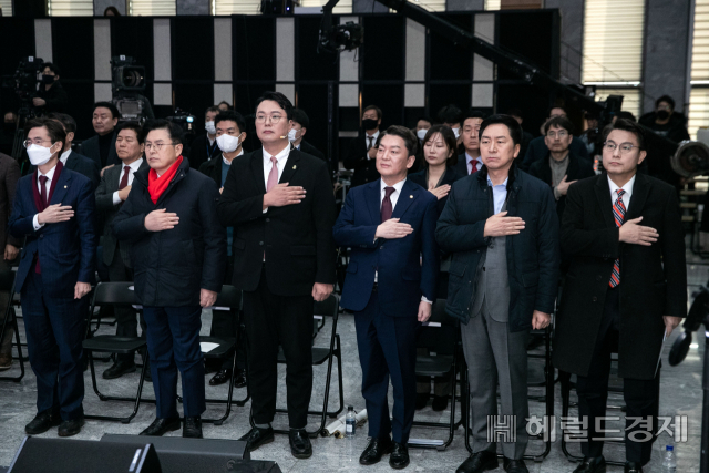 국민의힘 당 대표 후보자들과 최고위원 후보자들이 7일 오전 서울 강서구 ASSA빌딩 방송스튜디오에서 열린 국민의힘 제3차 전당대회 비전발표회에서 국민의례를 하고 있다. 이상섭 기자