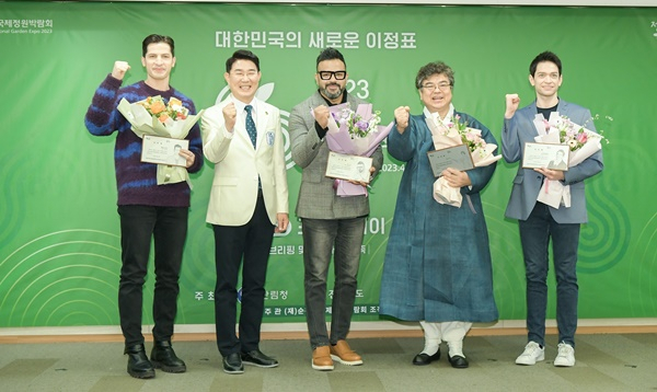 사진 왼쪽부터 알베르토 몬디, 노관규 시장, 럭키, 배일동 명창, 다니엘.