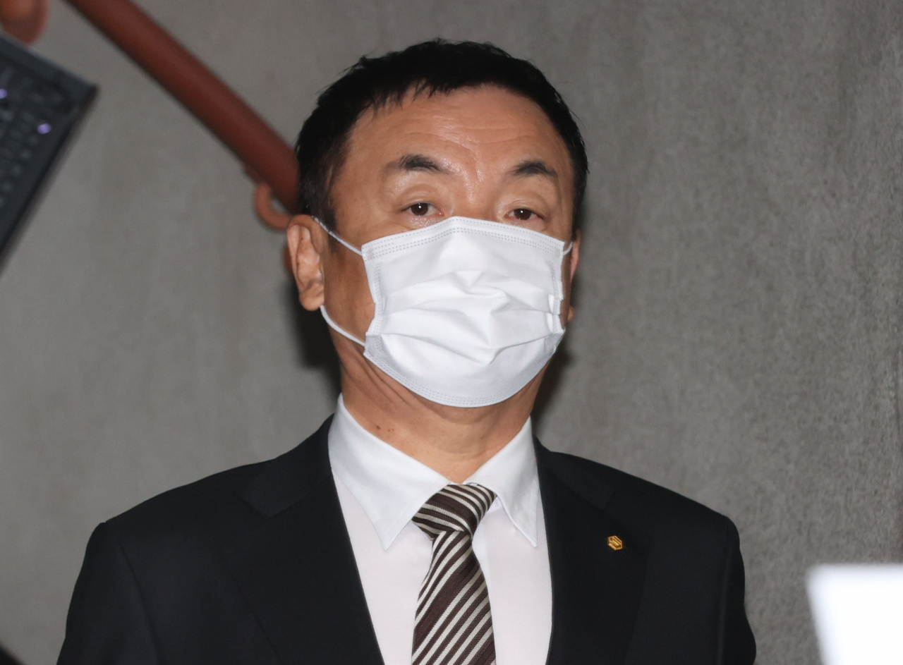 도이치모터스 주가를 조작한 혐의로 기소된 권오수 전 도이치모터스 회장이 10일 오전 서초구 서울중앙지법에서 열린 1심 선고 공판에서 징역형의 집행유예를 선고받고 밖으로 나서고 있다. [연합]