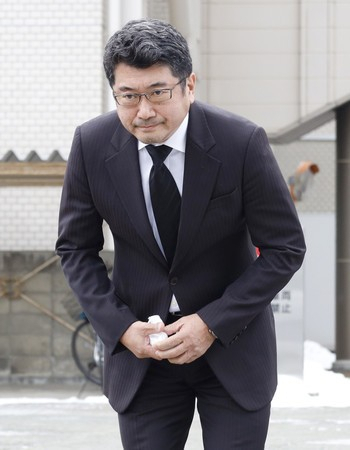오쿠야마 키요유키가 10일 취재진을 향해 고개를 숙이고 있다. [지지닷컴 캡처]