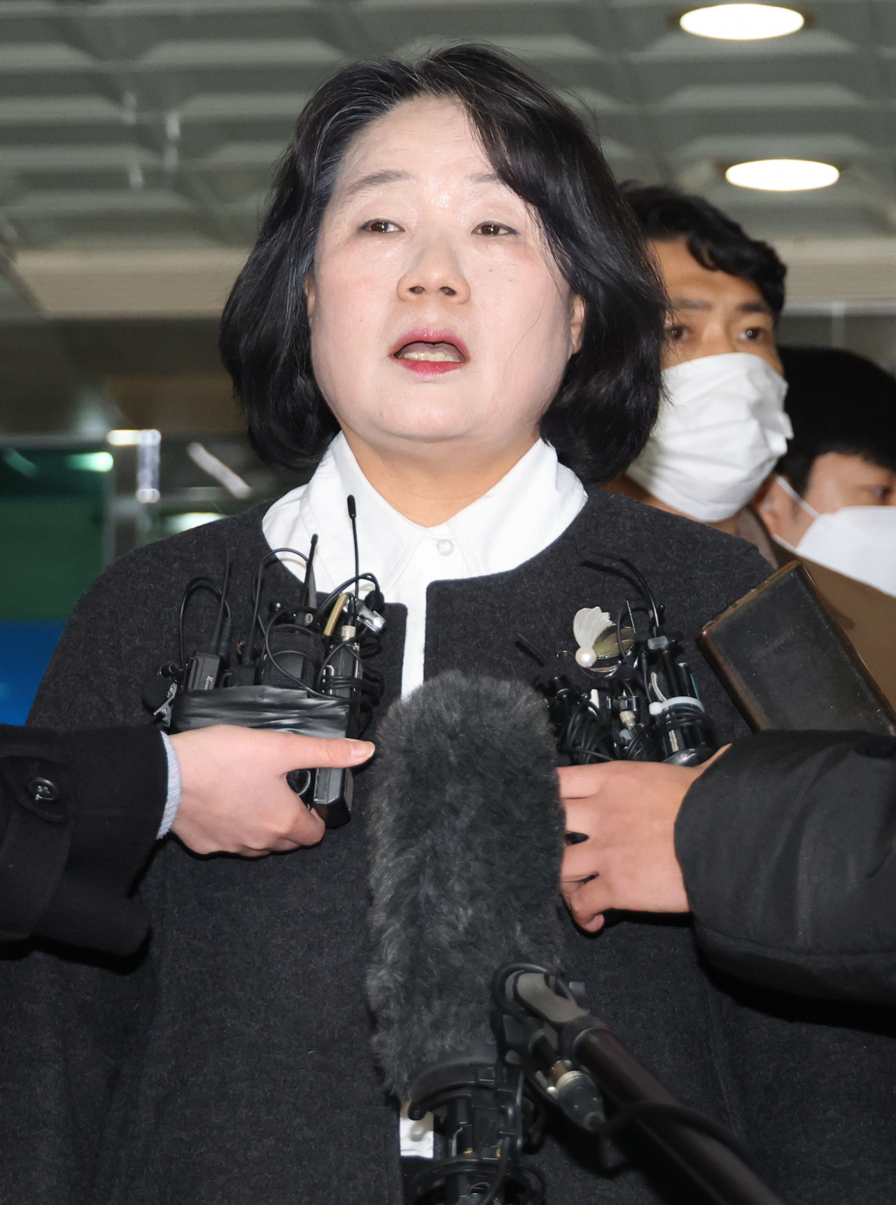 윤미향 의원이 10일 서부지법에서 '정의연 후원금 횡령' 사건 1심 선고 공판을 마친 후 기자들의 질문에 답하고 있다. [연합]