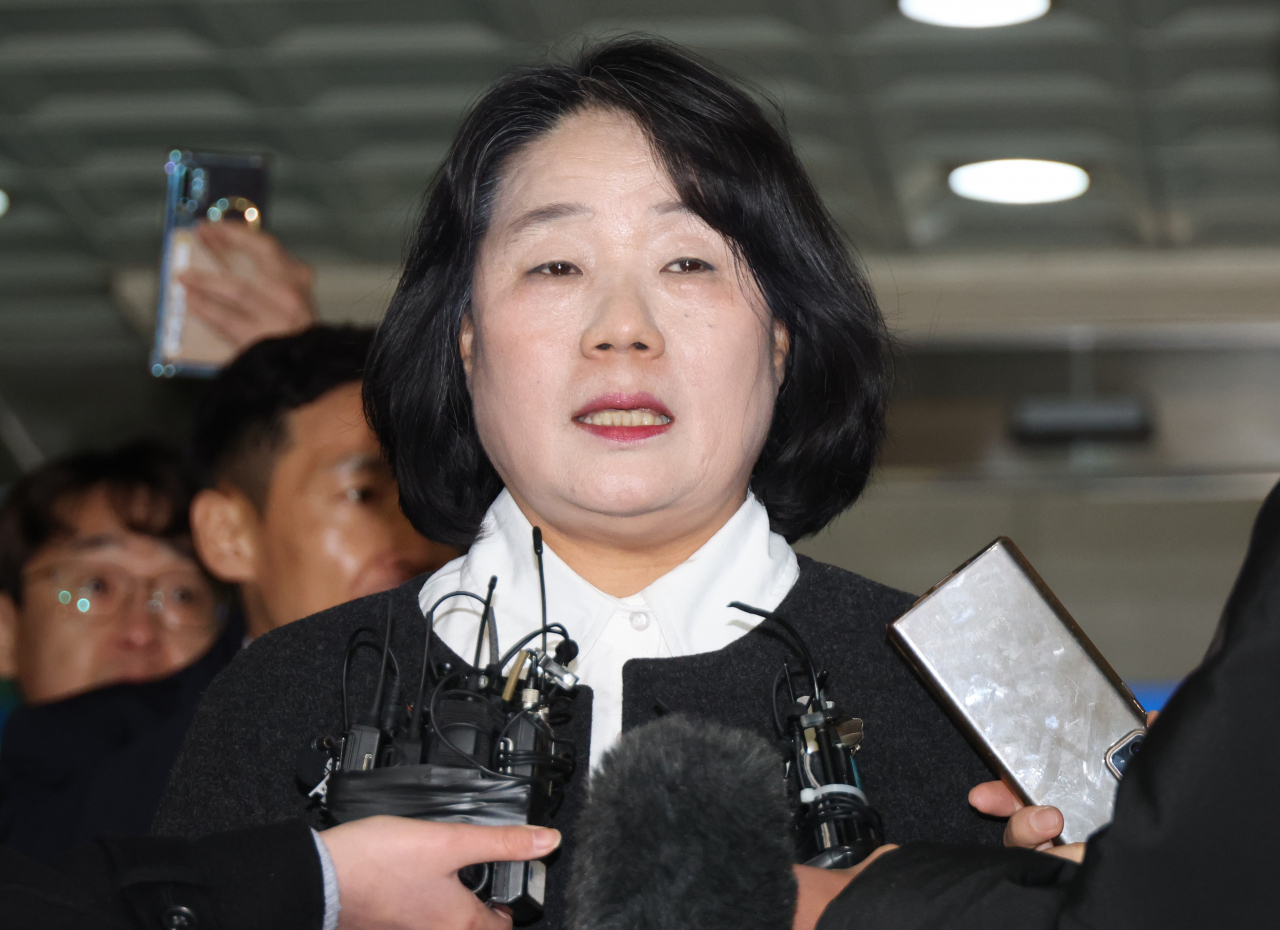 윤미향 의원이 10일 서부지법에서 '정의연 후원금 횡령' 사건 1심 선고 공판을 마친 후 기자들의 질문에 답하고 있다. [연합]