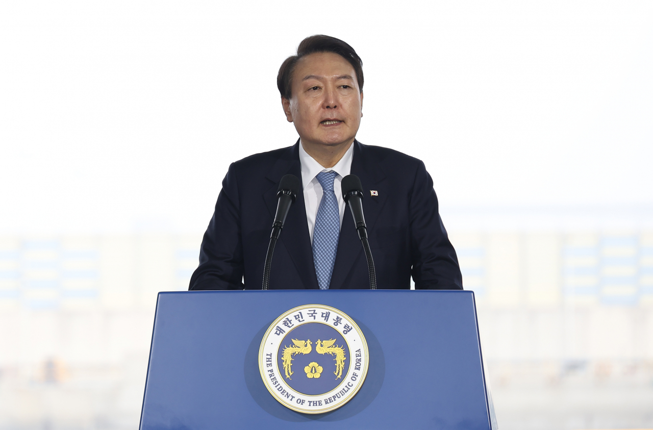 윤석열 대통령이 10일 오후 전북 군산시 현대중공업 군산조선소에서 열린 선박 블록 첫 출항식에서 축사하고 있다. [연합]