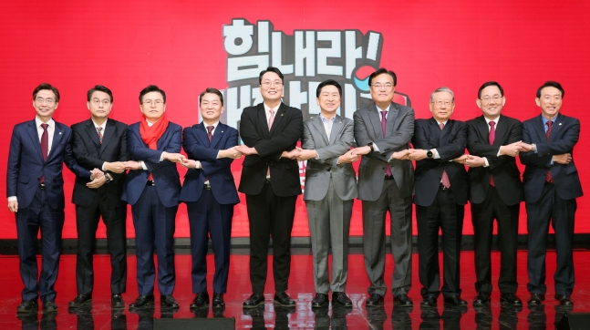 국민의힘 지도부와 당대표 후보들이 지난 7일 3·8 전당대회 후보자 비전발표회에 참석해 기념 촬영하는 모습. 왼쪽부터 조경태·윤상현·황교안·안철수·천하람·김기현 후보, 정진석 비상대책위원장, 유흥수 당 선거관리위원장, 주호영 원내대표, 김석기 사무총장[연합]