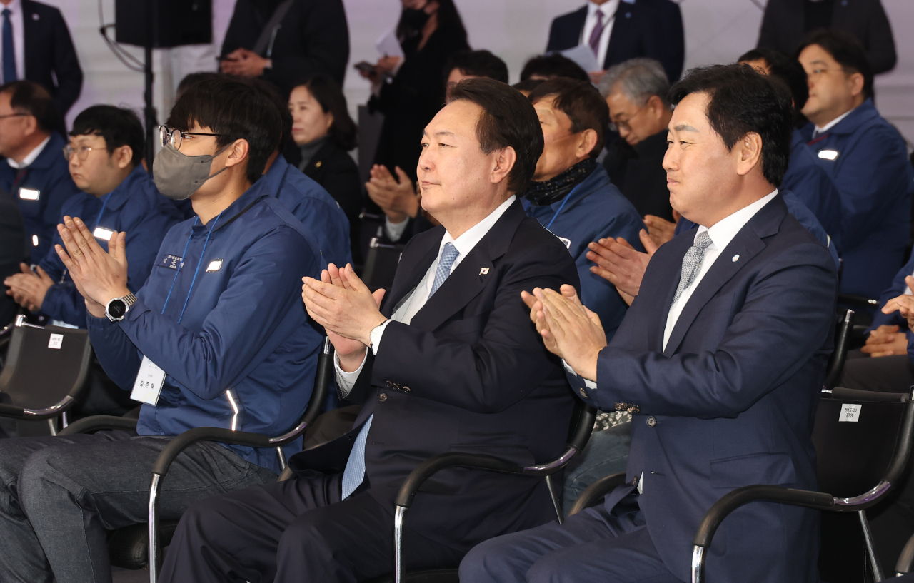 윤석열 대통령이 10일 오후 전북 군산시 현대중공업 군산조선소에서 열린 선박 블록 첫 출항식에 참석해 있다. [연합]