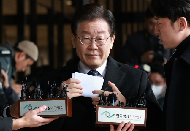 이재명 더불어민주당 대표가 10일 서울 서초구 서울중앙지방검찰청에 도착해 위례 신도시·대장동 개발사업 의혹과 관련해 검찰 소환 조사를 받기 위해 들어가며 발표할 입장문을 꺼내고 있다. [연합]