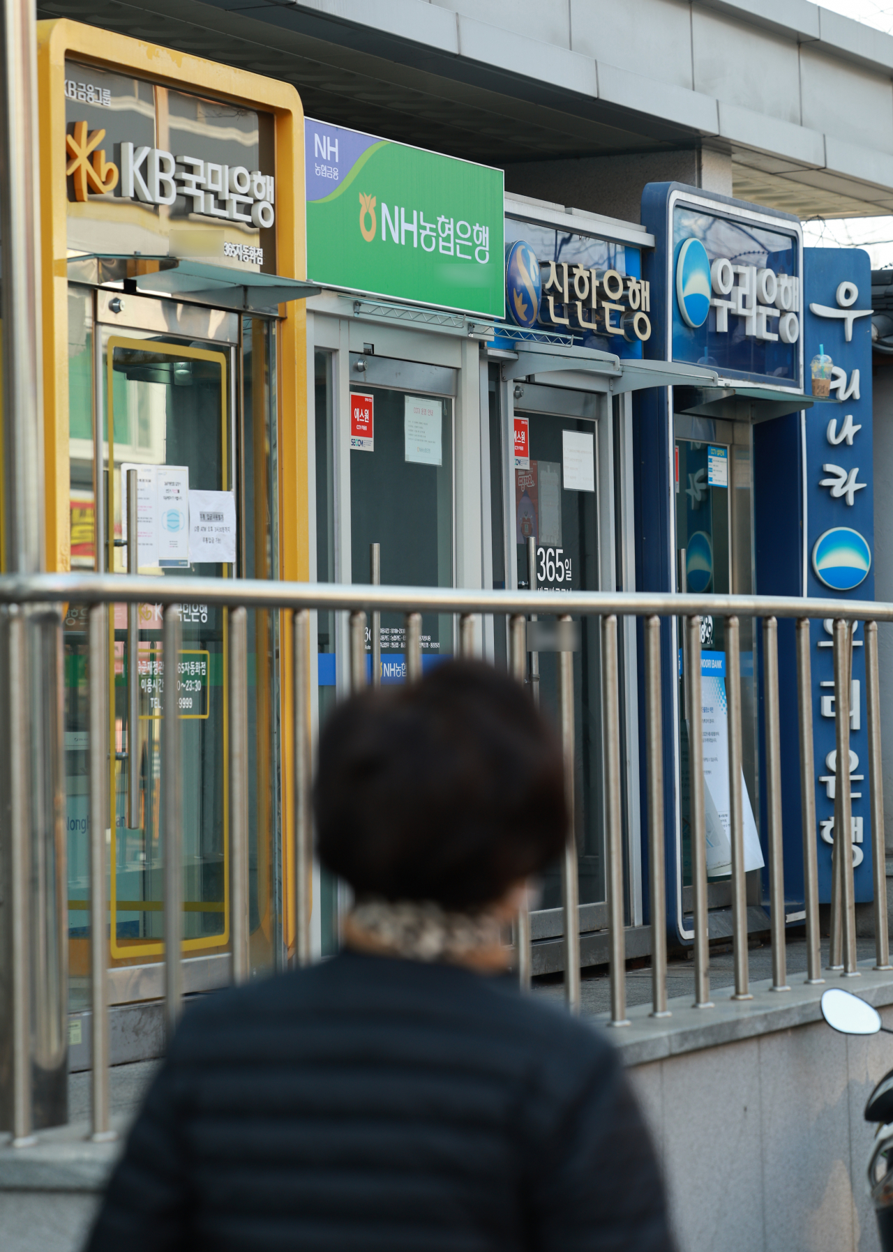 서울 한 거리에 시중은행의 자동화입출금기기(ATM)들이 놓여 있다.[연합]