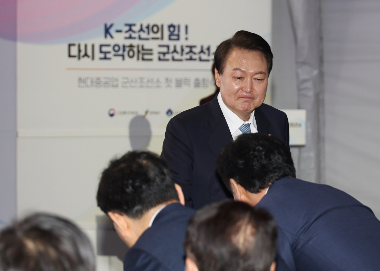 윤석열 대통령이 지난 10일 오후 전북 군산시 현대중공업 군산조선소에서 열린 선박 블록 첫 출항식에서 축사를 마친 뒤 단상을 내려오고 있다. [연합]