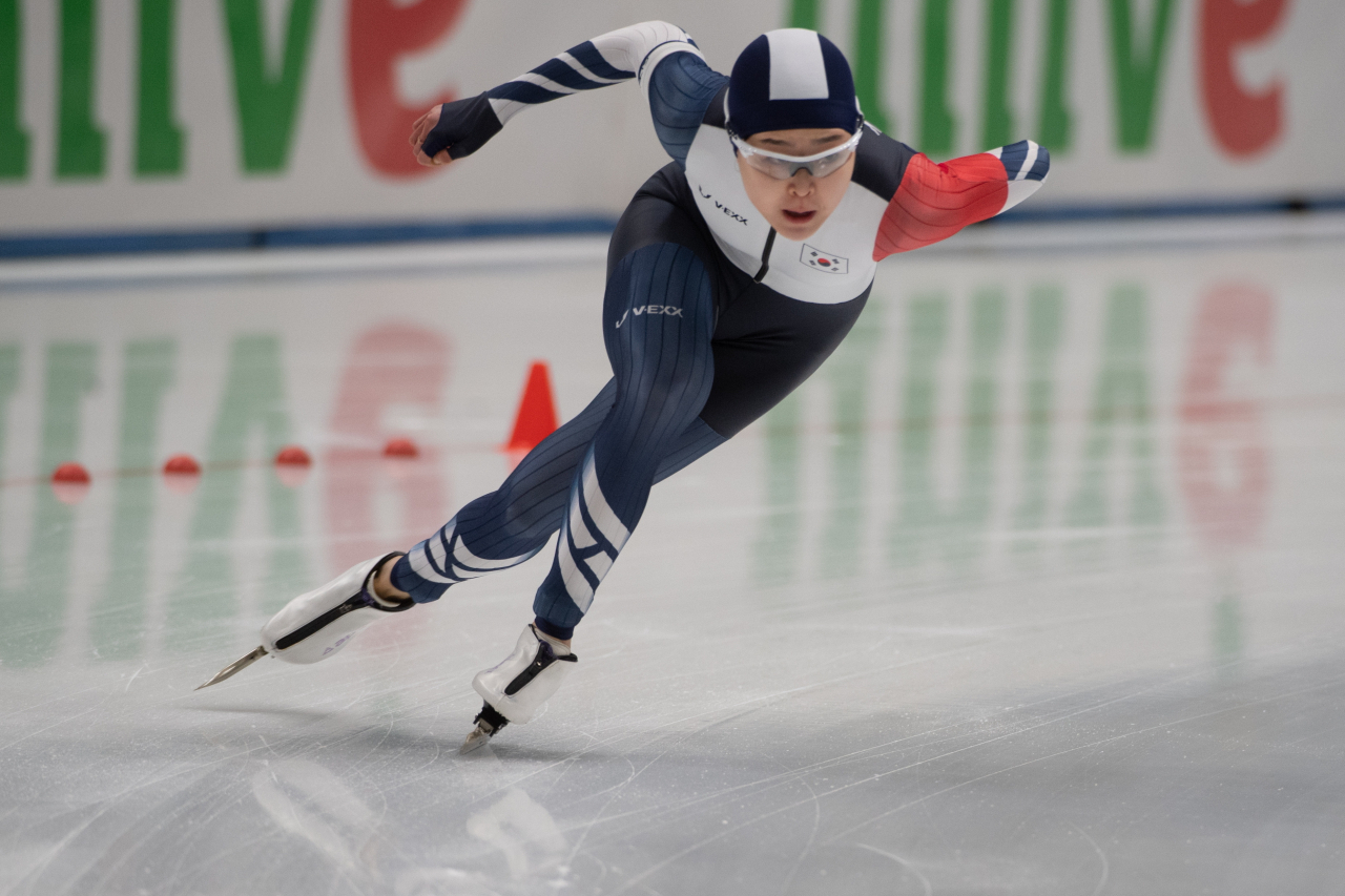 김민선이 ISU 월드컵 500M에서 전력질주하며 코너를 돌고 있다./EPA