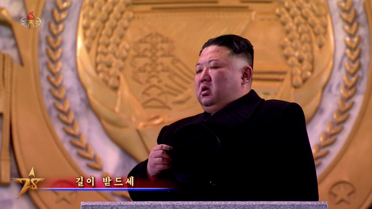 조선중앙TV는 9일 전날 밤 열린 인민군 창건일(건군절) 75주년 기념 열병식을 녹화중계했다. 사진은 북한 애국가를 부르는 김정은 국무위원장. [연합]
