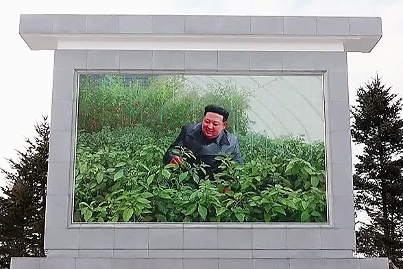 북한 건군절 75주년(2월 8일)을 맞아 중평온실농장 일군들이 김정은 모자이크 벽화에 헌화했다고 조선중앙TV가 8일 보도했다. 2023.2.8 [연합]
