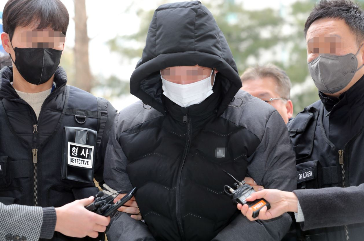 편의점 업주를 살해한 뒤 차고 있던 위치추적 전자장치(전자발찌)를 끊고 도주했던 30대 남성이 11일 구속 전 피의자 심문(영장실질심사)을 받기 위해 인천지법에 들어서고 있다. [연합]