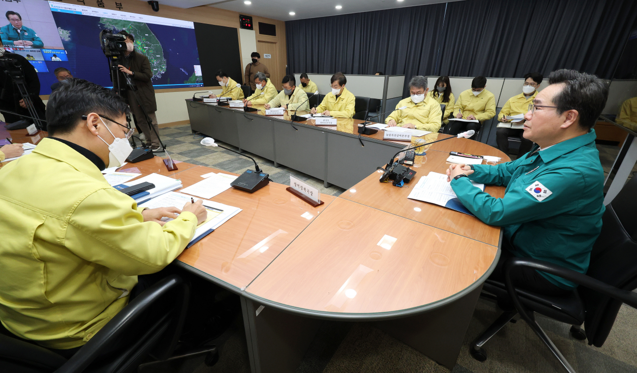 정황근 농림축산식품부 장관(오른쪽)이 지난 19일 오전 세종시 정부세종청사에서 가축질병 조류인플루엔자(AI)와 아프리카돼지열병(ASF) 중수본 회의를 주재하고 있다. [연합]