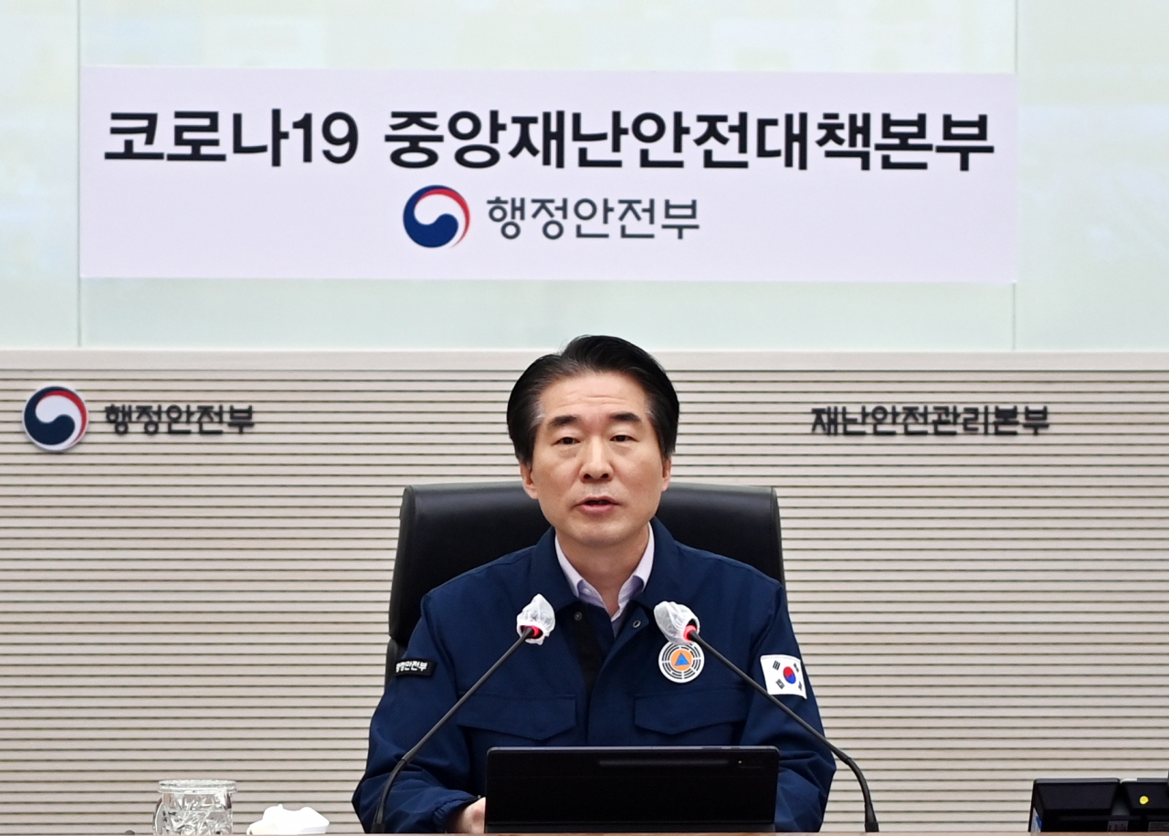 김성호 행정안전부 재난안전관리본부장이 10일 정부세종청사에서 열린 코로나19 대응 중앙재난안전대책본부 회의를 주재하고 있다. [연합]
