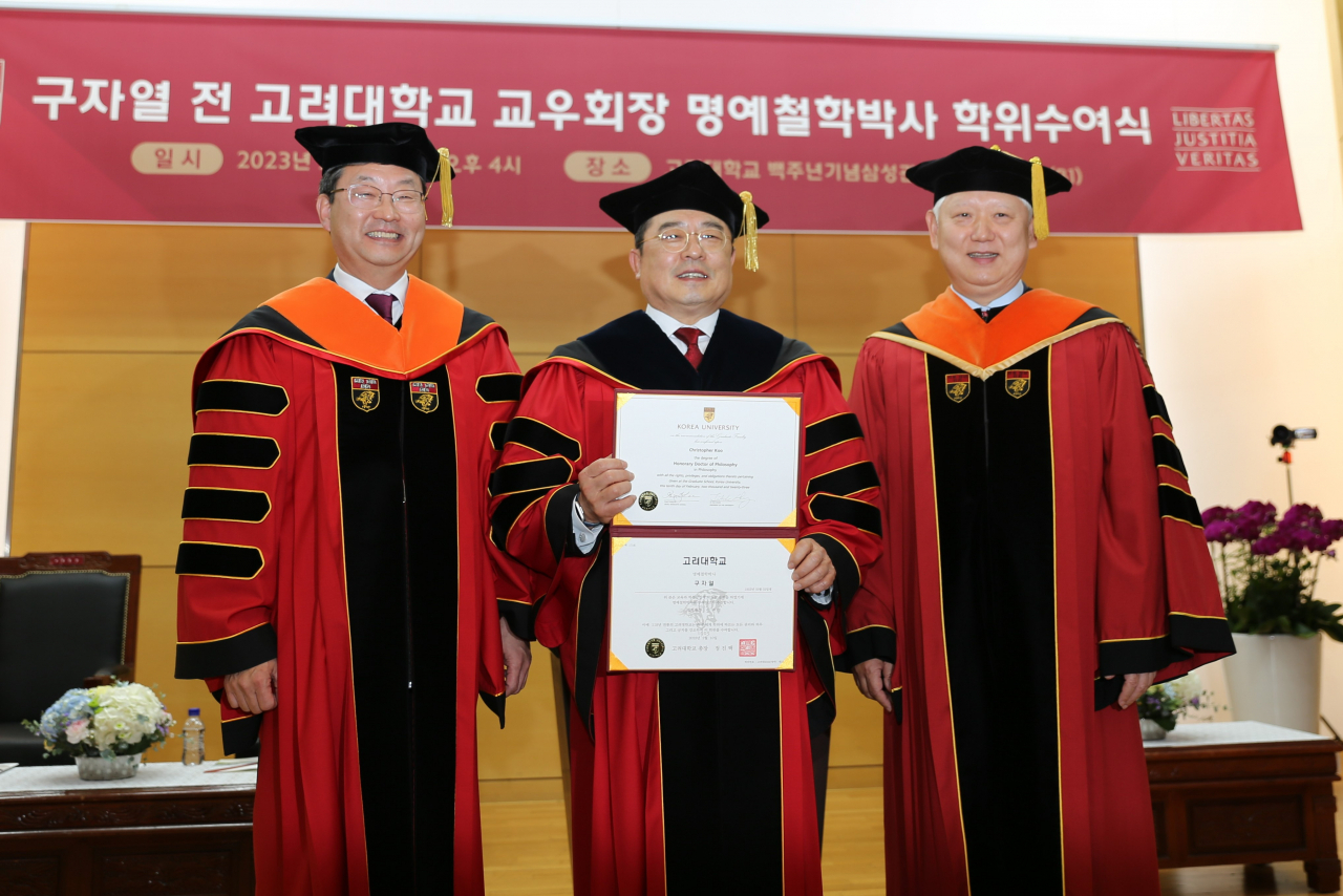 정진택(왼쪽부터) 고려대 총장, 구자열 LS 이사회 의장, 이관영 대학원장이 10일 고려대에서 개최된 구자열 회장의 명예철학박사 학위수여식에서 기념 촬영을 하고 있다. [LS 제공]