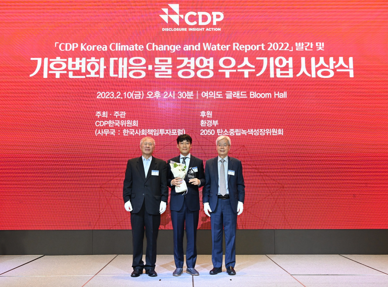 10일 여의도 글래드 호텔서 열린 ‘2022 CDP 코리아 어워드’서 박종복 SK스페셜티 SHE(안전·보건·환경)실장(가운데)이 물경영 부문 우수상을 받았다. [SK스페셜티 제공]
