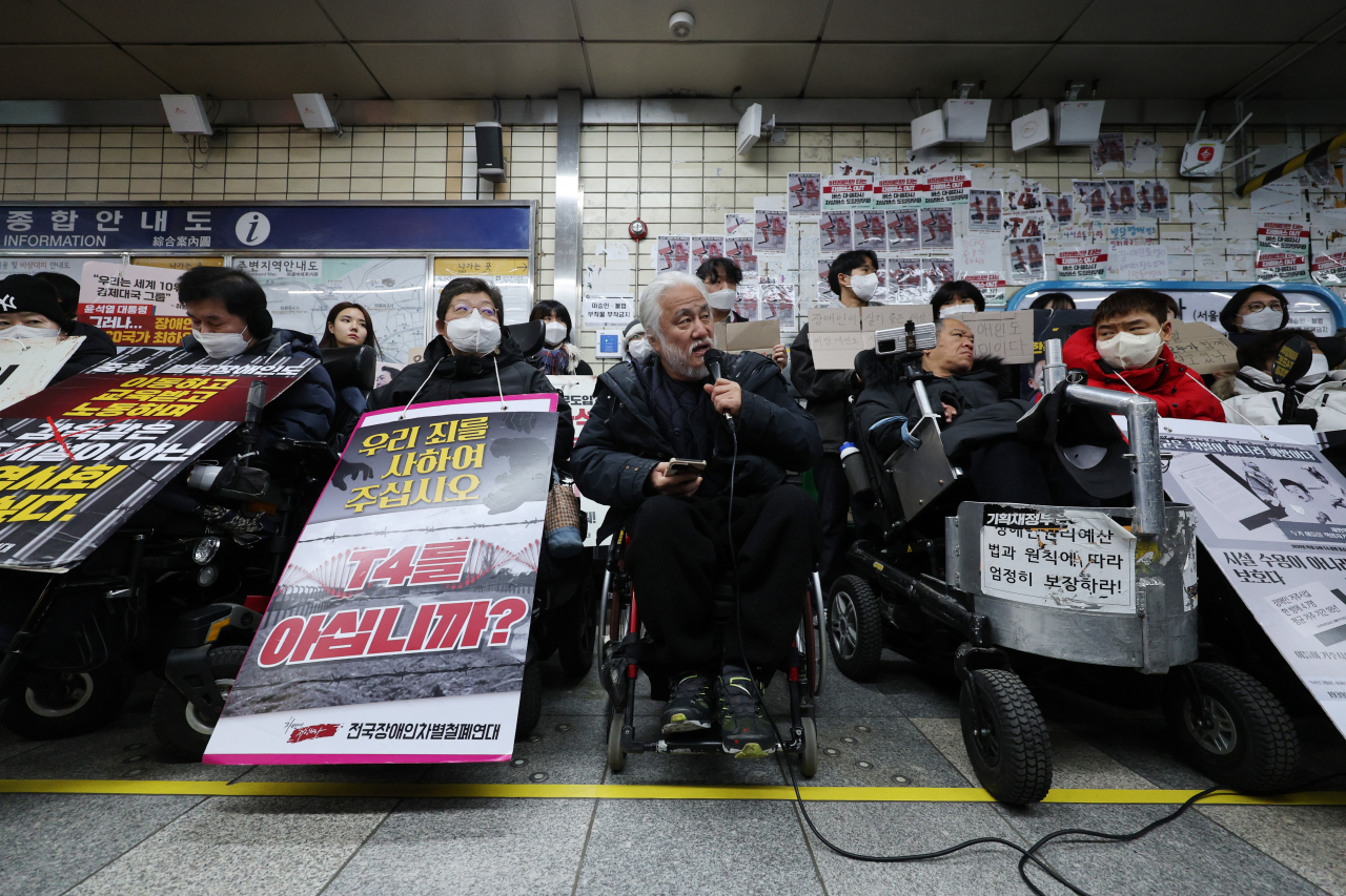 박경석 전국장애인차별철폐연대 대표가 3일 오전 서울지하철 혜화역에서 선전전을 이어가고 있다. [연합]