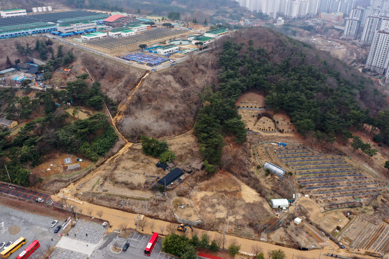 12일 광주 남구 행암동 덕남정수장에서 정수지 유출밸브의 고장으로 수돗물이 넘쳐흘러내리고 있다. 연합뉴스