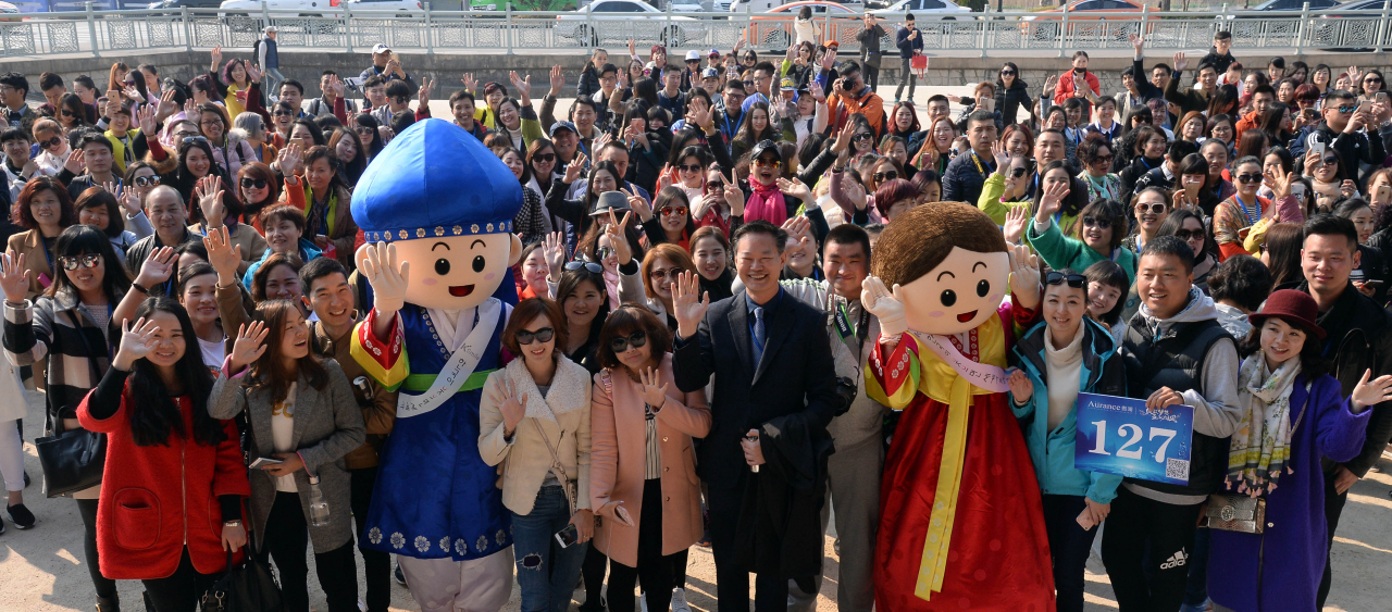 한한령 전 창덕궁의 중국인 단체관광객