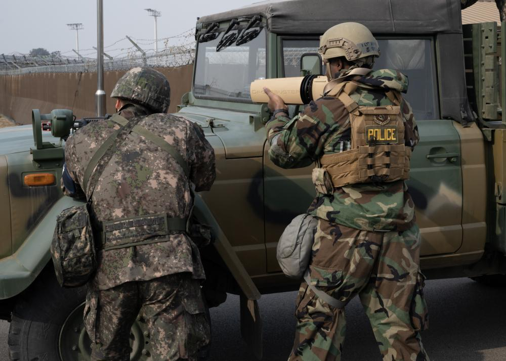 드론버스터(오른쪽 미군 장병 장비)를 동원한 한미 공군의 소형무인기 대응 훈련 모습. [연합]