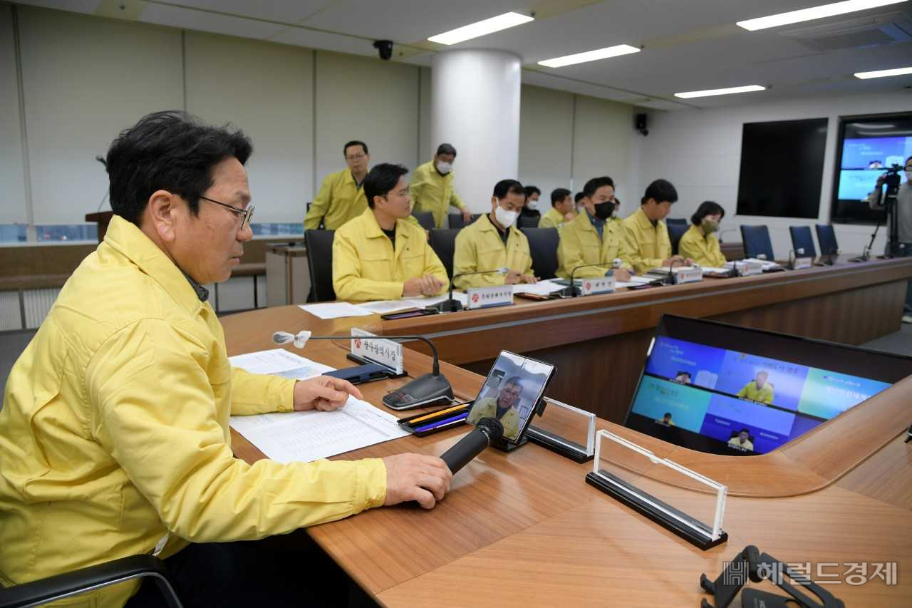 강기정 광주광역시장이 12일 오후 시청 재난대책회의실에서 덕남정수장 유출밸브 고장에 따른 상황판단회의에 참석하여 수돗물 비상공급 대책 등을 논의하고 있다